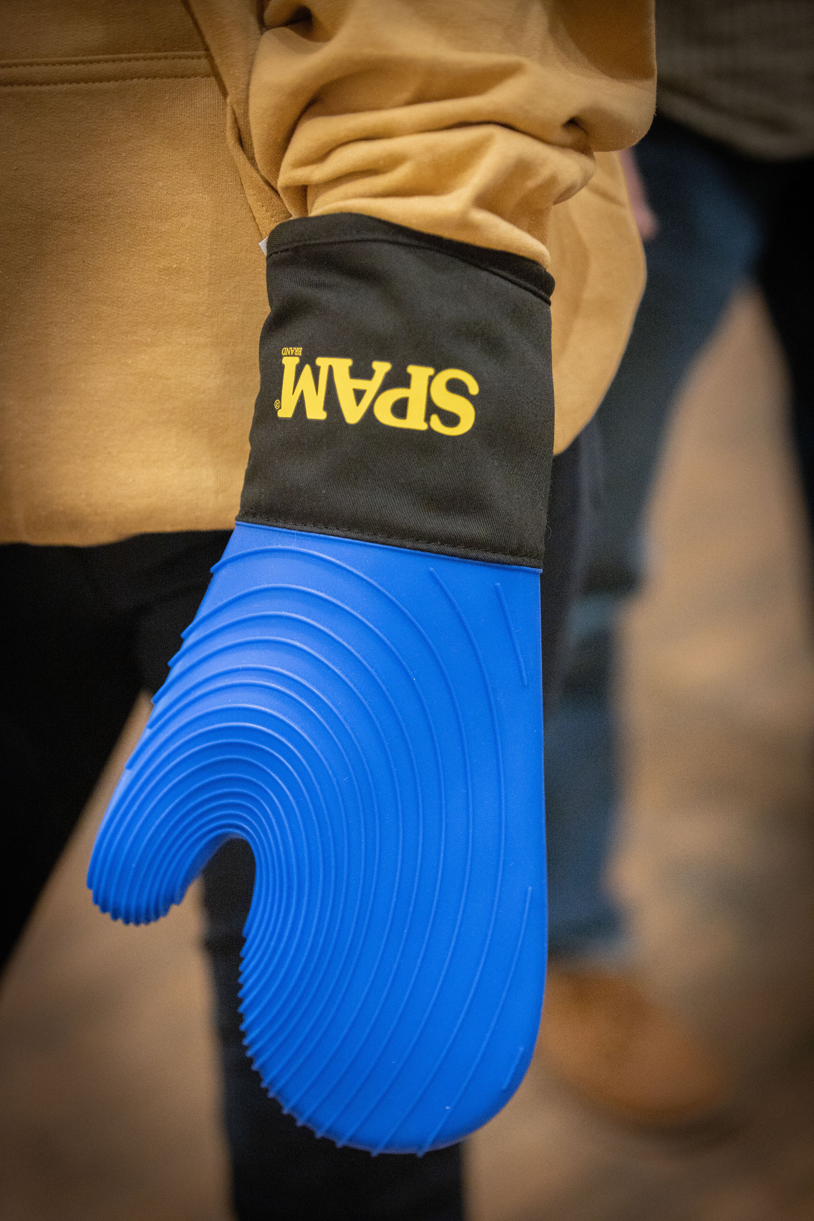 SPAM® Silocone Oven Mitt - Image 2
