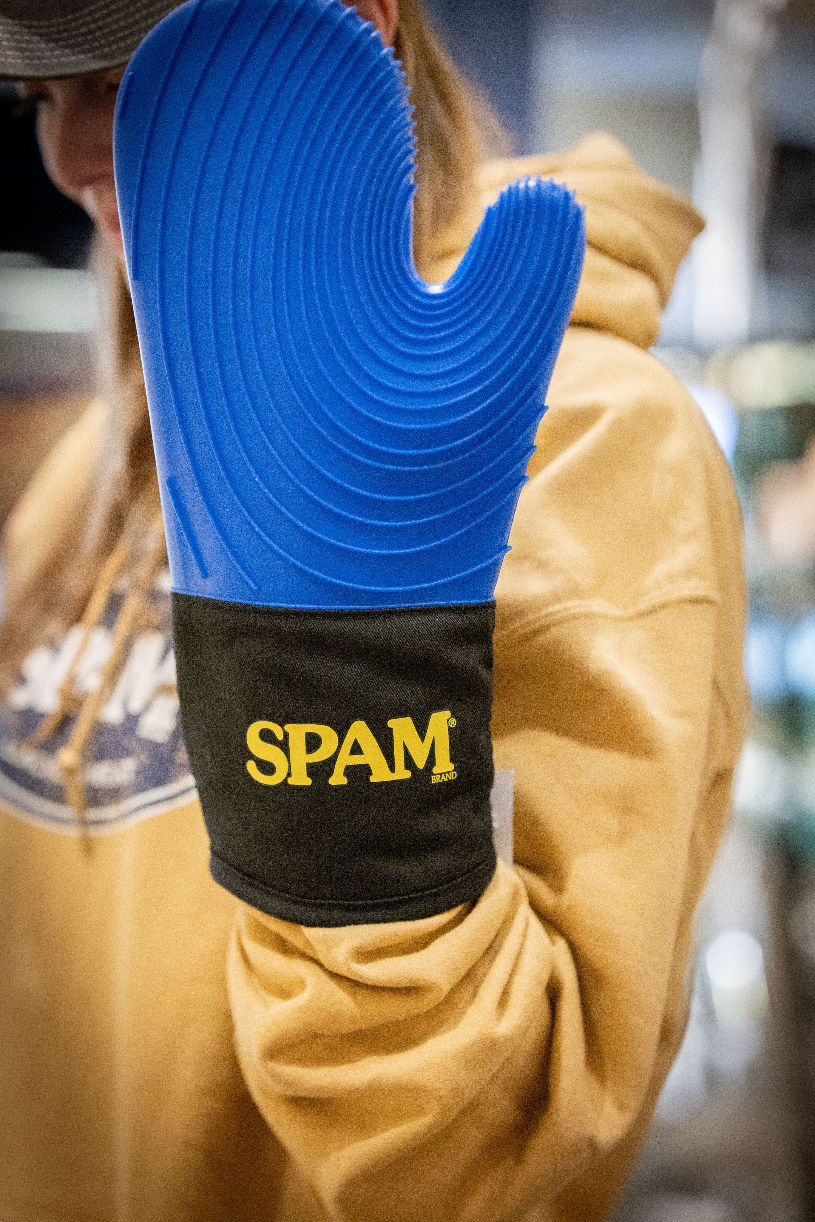 SPAM® Silocone Oven Mitt - Image 3